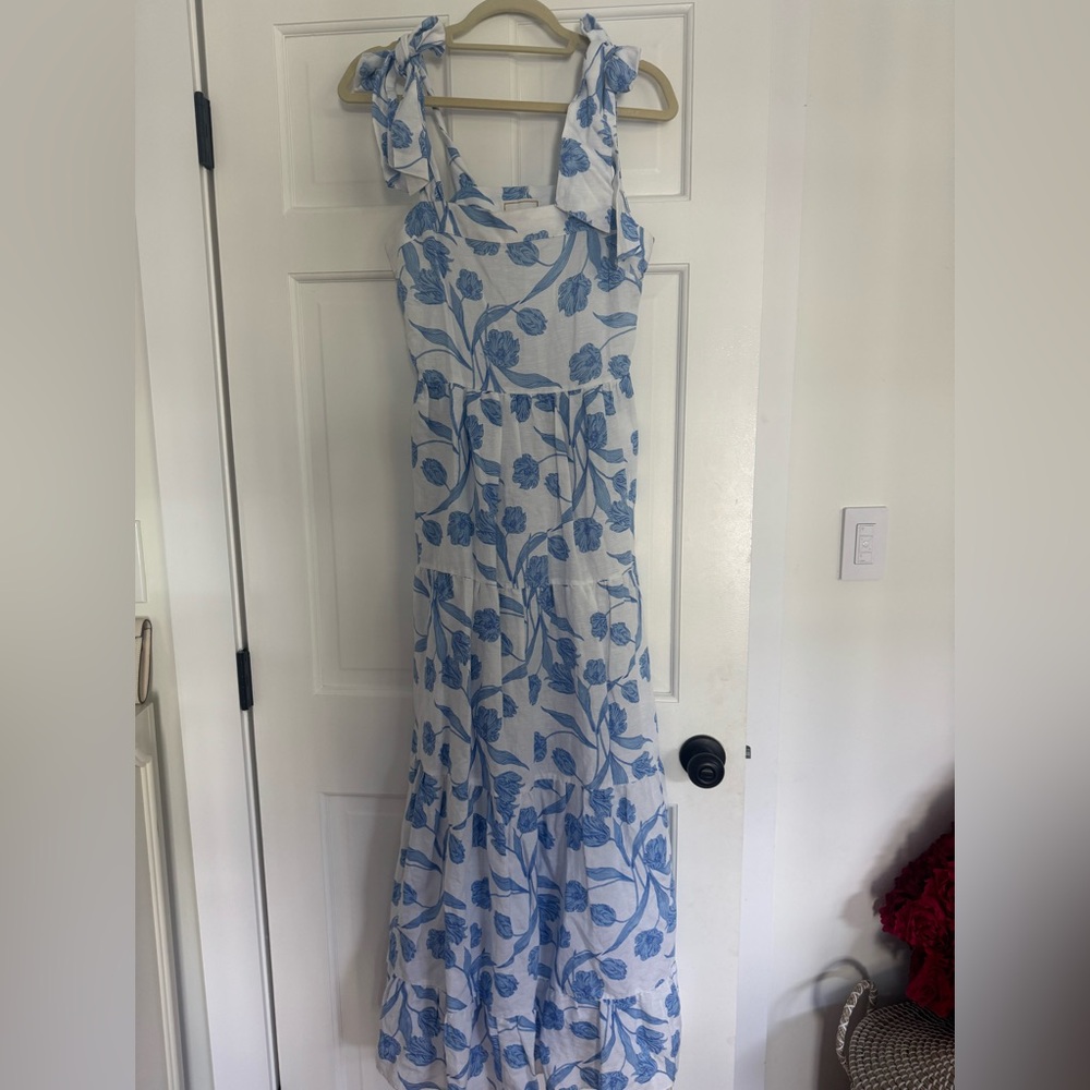 Maxi length and so gorgeous. Ties on shoulder are adjustable